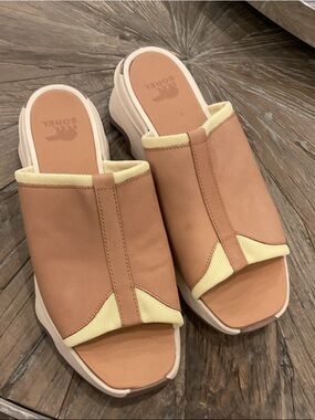 Sorel Women's Tan and Cream Slide Mules